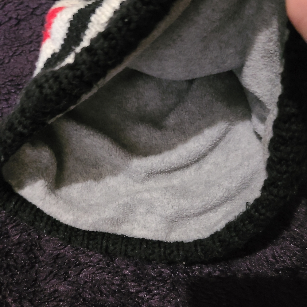 Reebok Chicago Blackhawks NHL fleece-lined  knit beanie - Picture 3 of 5